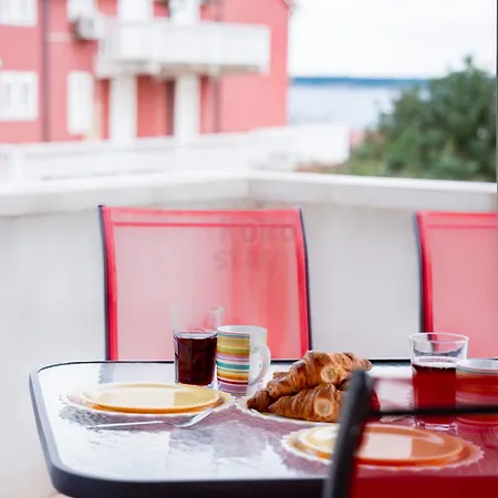Apartment Mandrina With Terrace Pag,